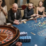Динамичные стратегии игры в рулетку казино с колесом и фишками